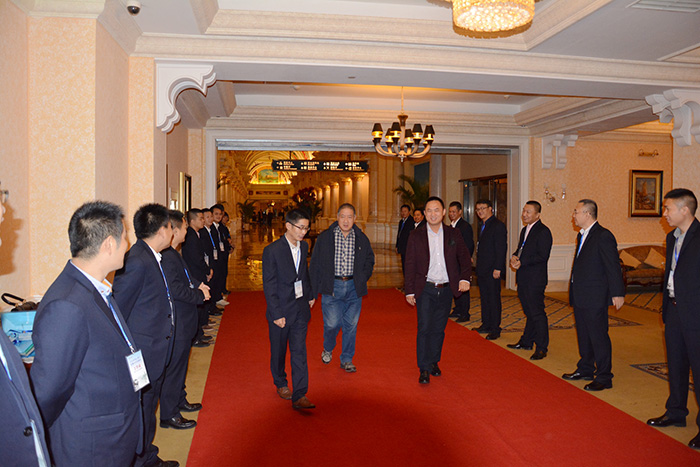 盈輝員工歡迎戰(zhàn)略合作客戶(hù)進(jìn)入會(huì)場(chǎng)